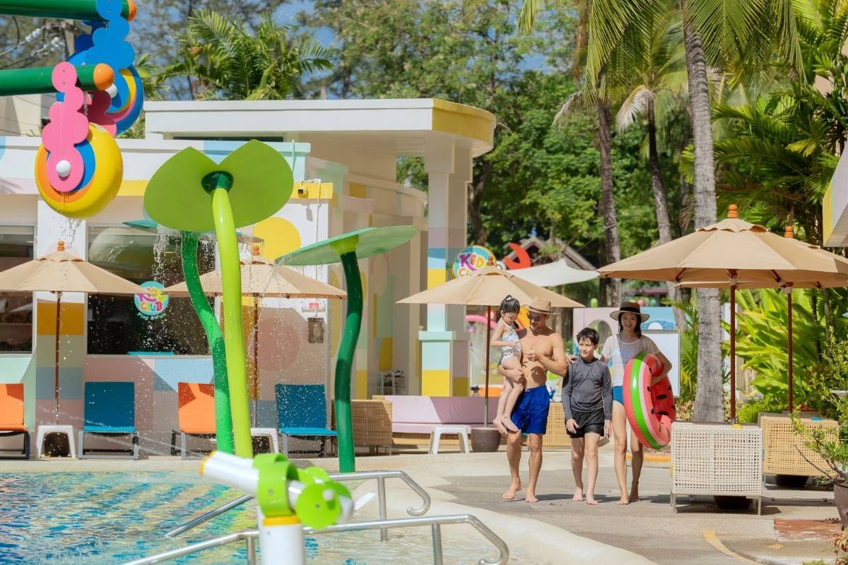 Family Pool (Slider Pool Zone) 